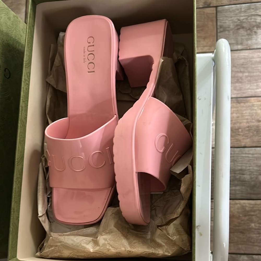 Authentic previously loved Gucci Pink sandals